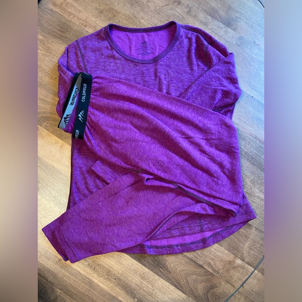 ColdPruf Women’s Platinum II Activewear, Size Large Top, Size Large Bottom’s.